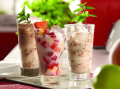 Tres vasos con agua de nuez y frutas 