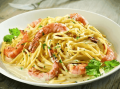 Spaghetti con camarones en salsa de queso