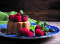Gelatina de café con topping de frambuesas servida sobre plato azul