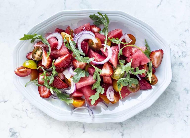 Plato de ensalada de verduras y frutas de temporada