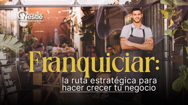 Emprendedor con delantal en la entrada de su negocio, representando el concepto de franquiciar.