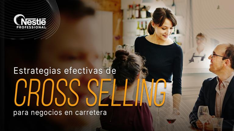 Mesera conversando con comensales en un restaurante, ideal para ilustrar técnicas de cross selling.