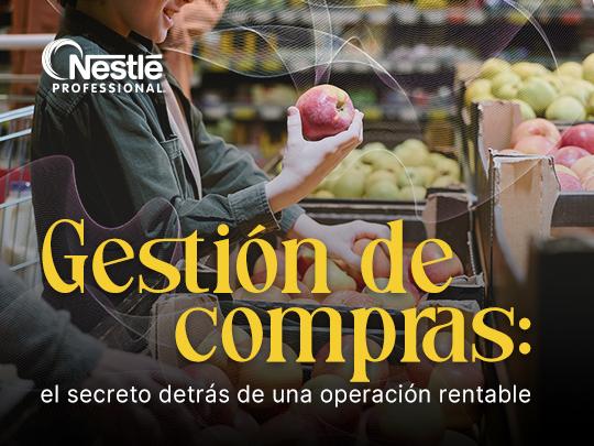 Persona seleccionando frutas frescas en un mercado para abastecer un negocio gastronómico