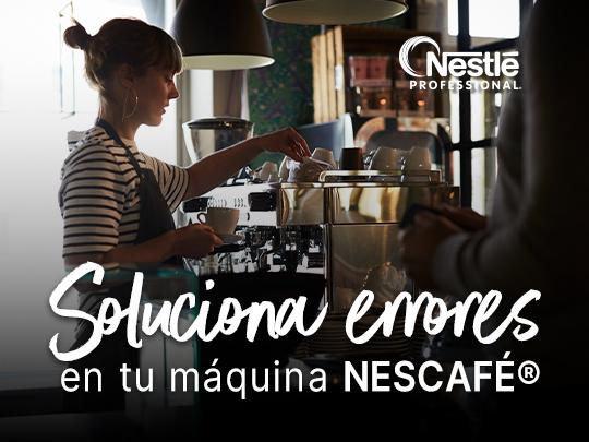 Barista preparando café en una máquina semiautomática dentro de un negocio gastronómico.