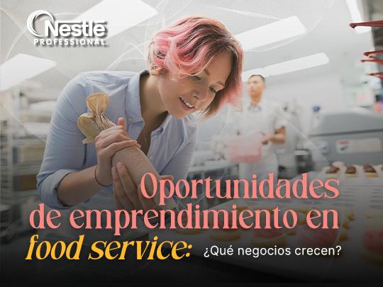 Chef pastelera utiliza una manga para rellenar postres dentro de una pastelería profesional.